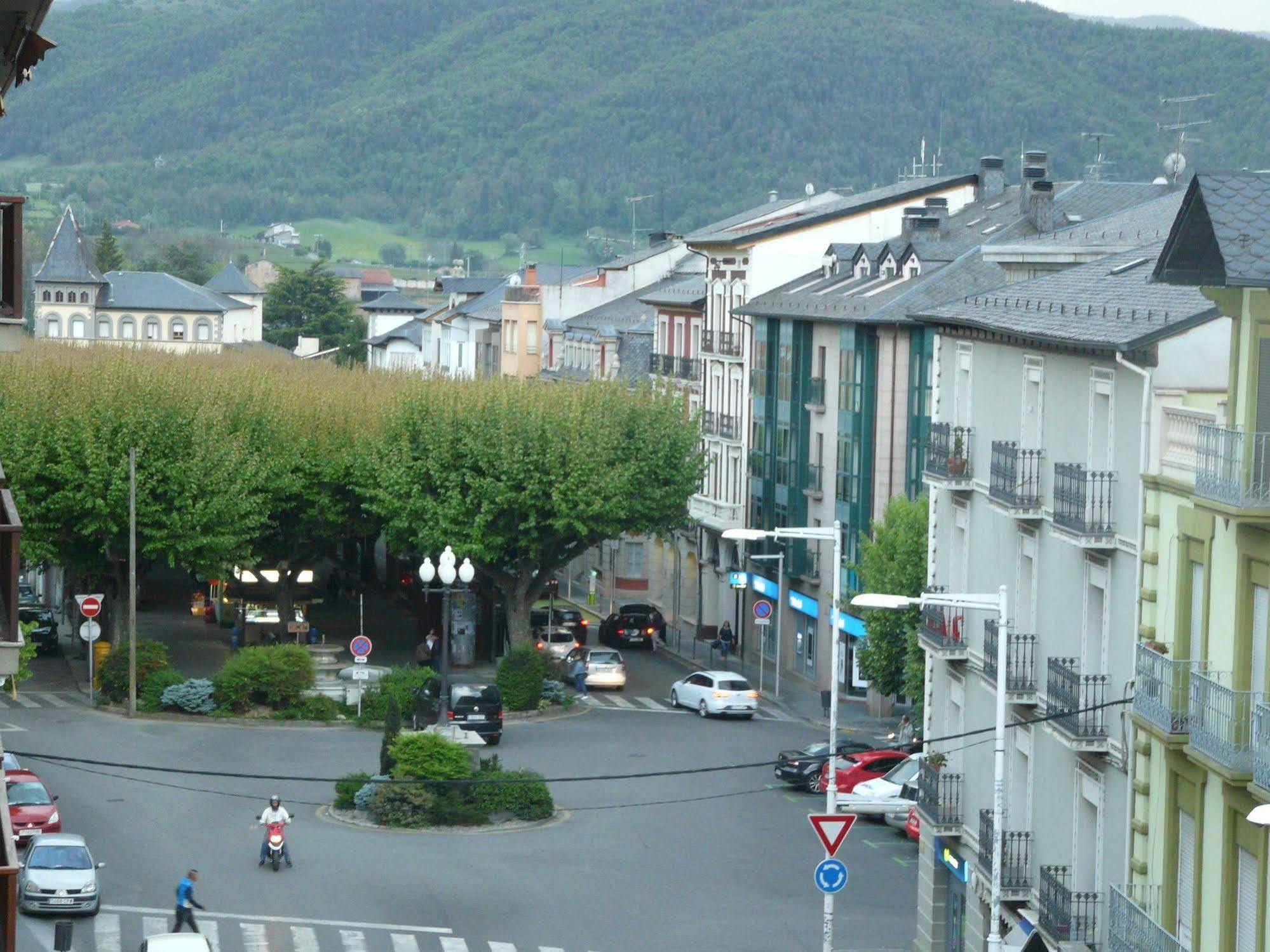 Hotel Nice La Seu d'Urgell Esterno foto