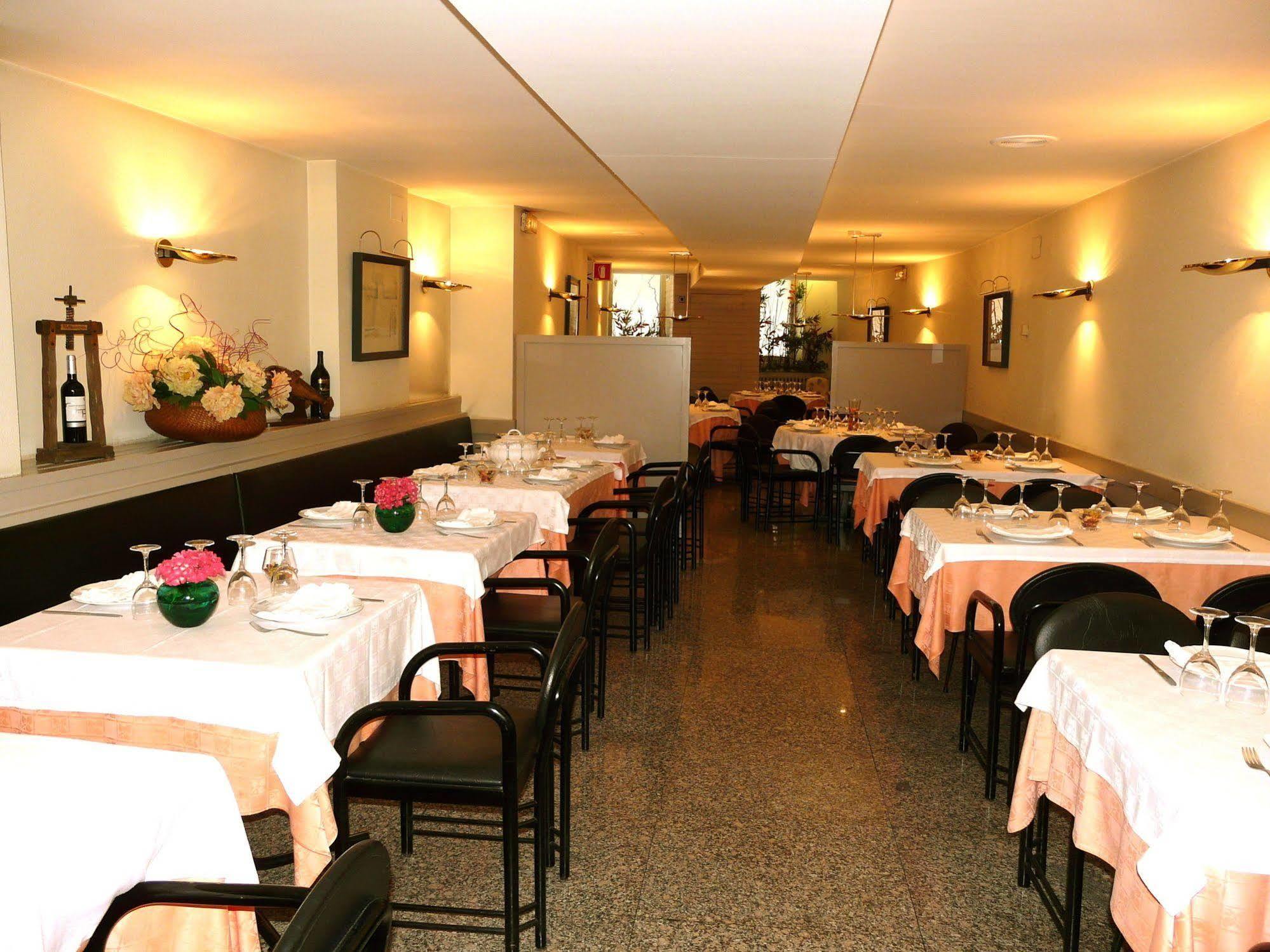 Hotel Nice La Seu d'Urgell Esterno foto