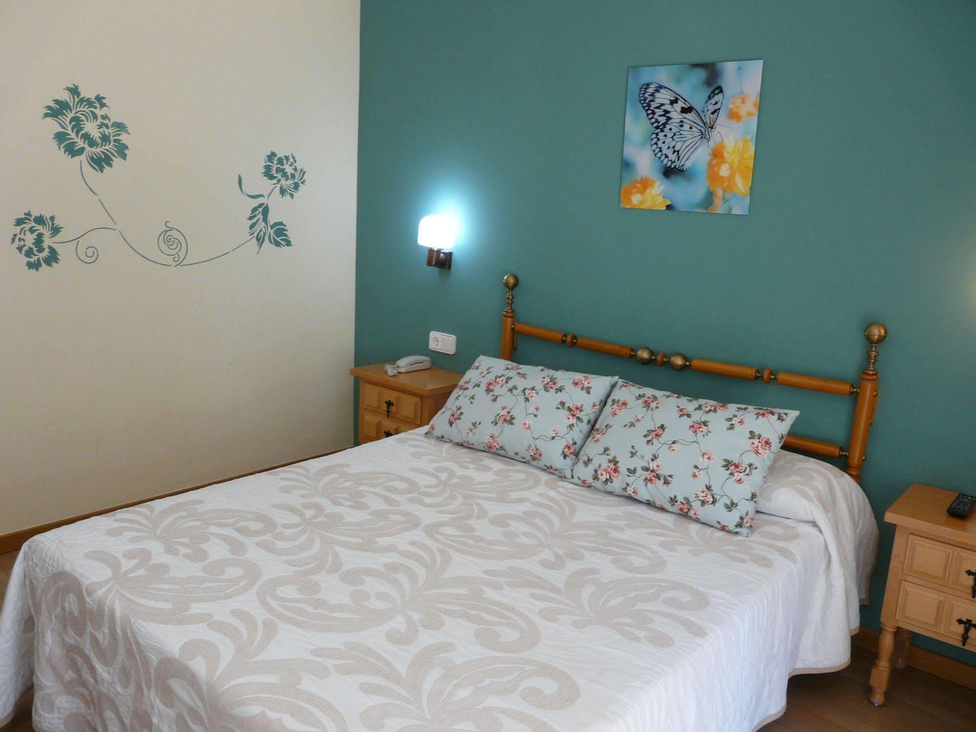 Hotel Nice La Seu d'Urgell Esterno foto