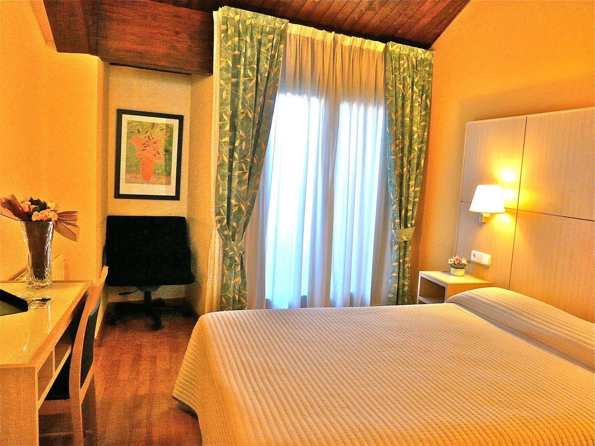 Hotel Nice La Seu d'Urgell Esterno foto