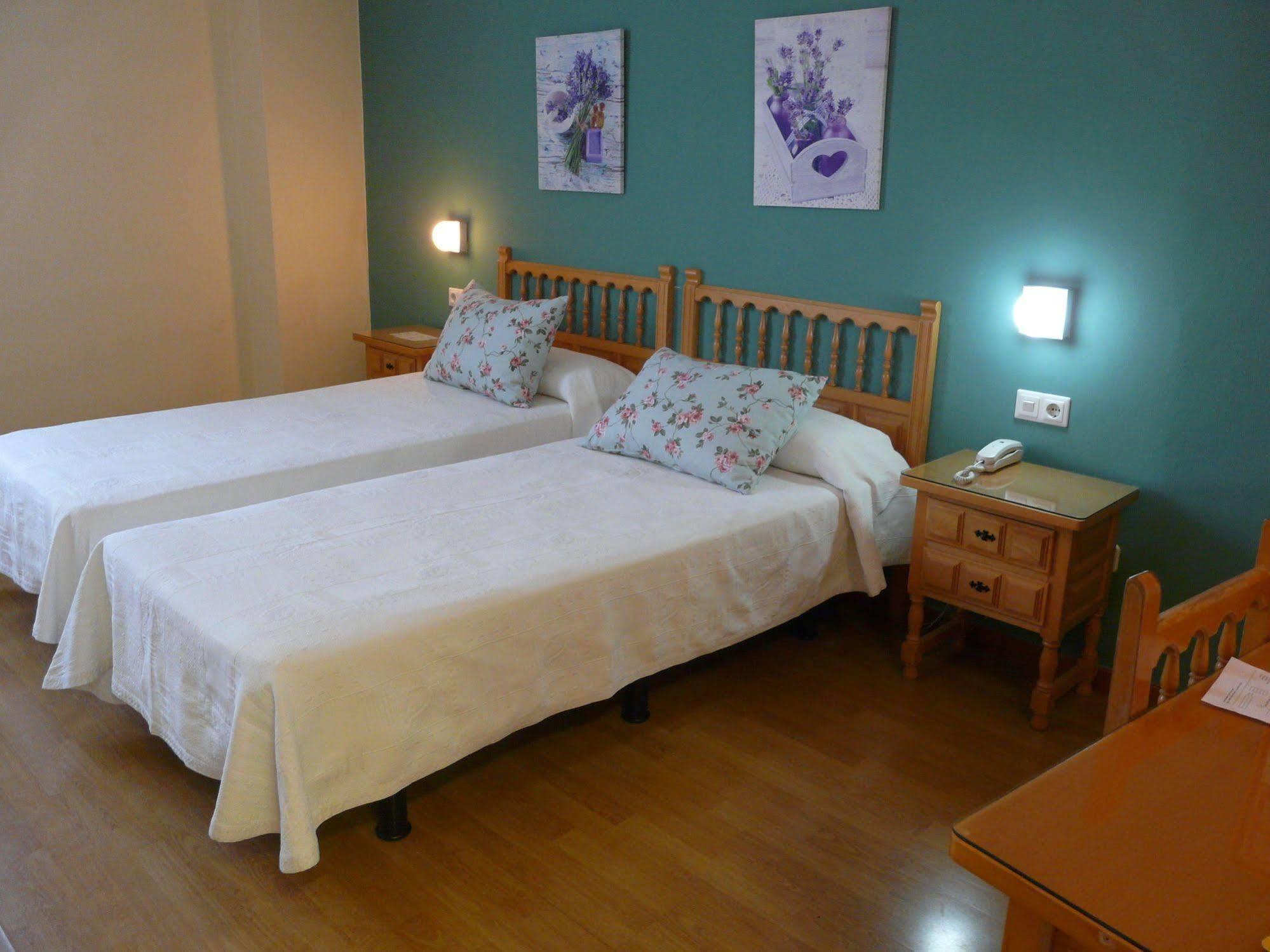 Hotel Nice La Seu d'Urgell Esterno foto