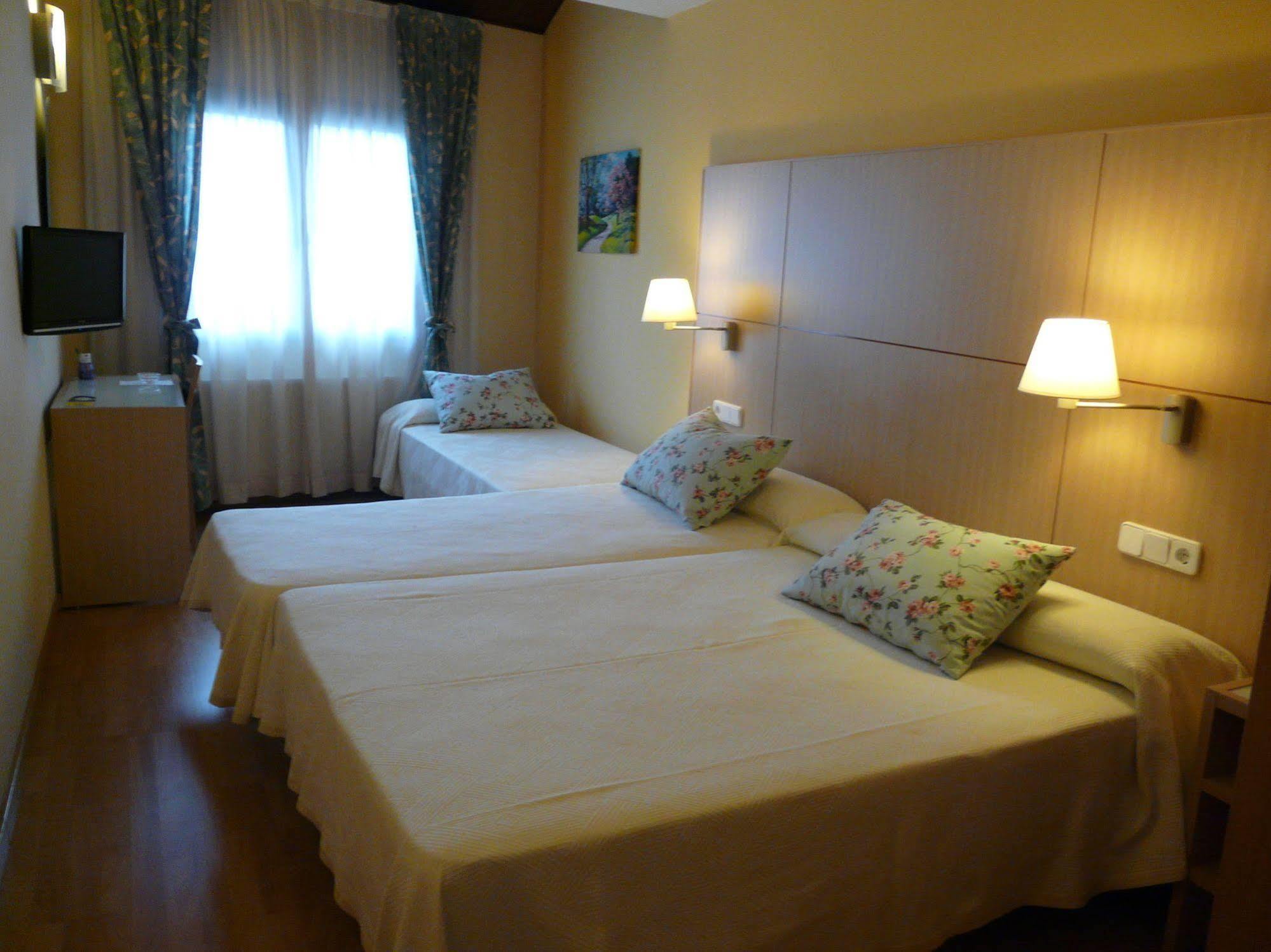 Hotel Nice La Seu d'Urgell Esterno foto