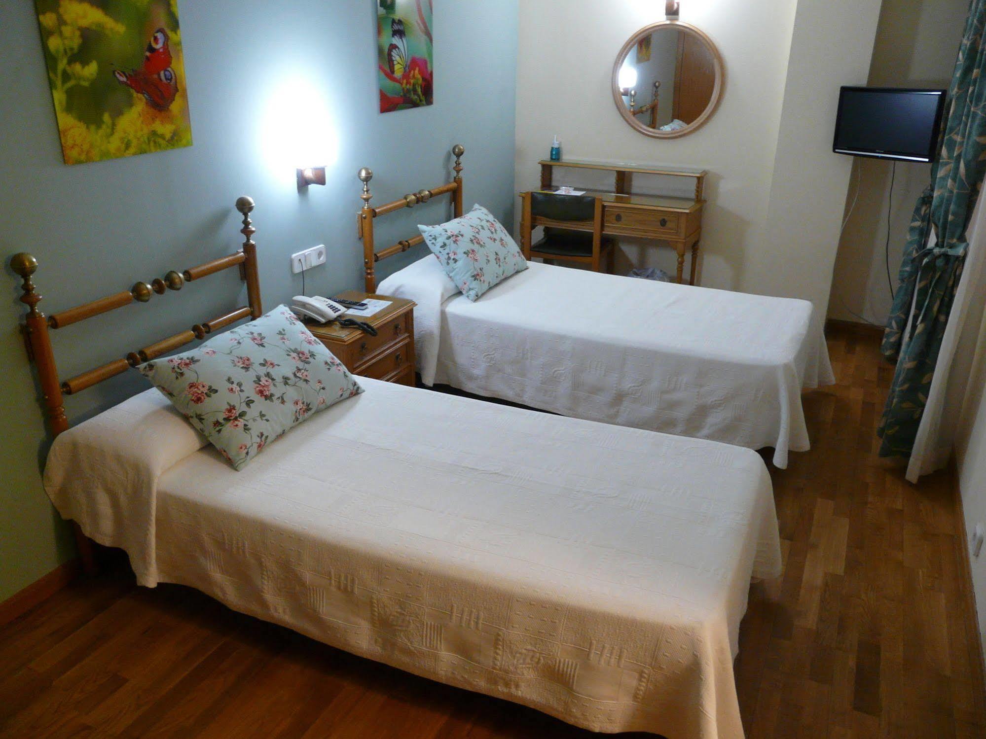 Hotel Nice La Seu d'Urgell Esterno foto