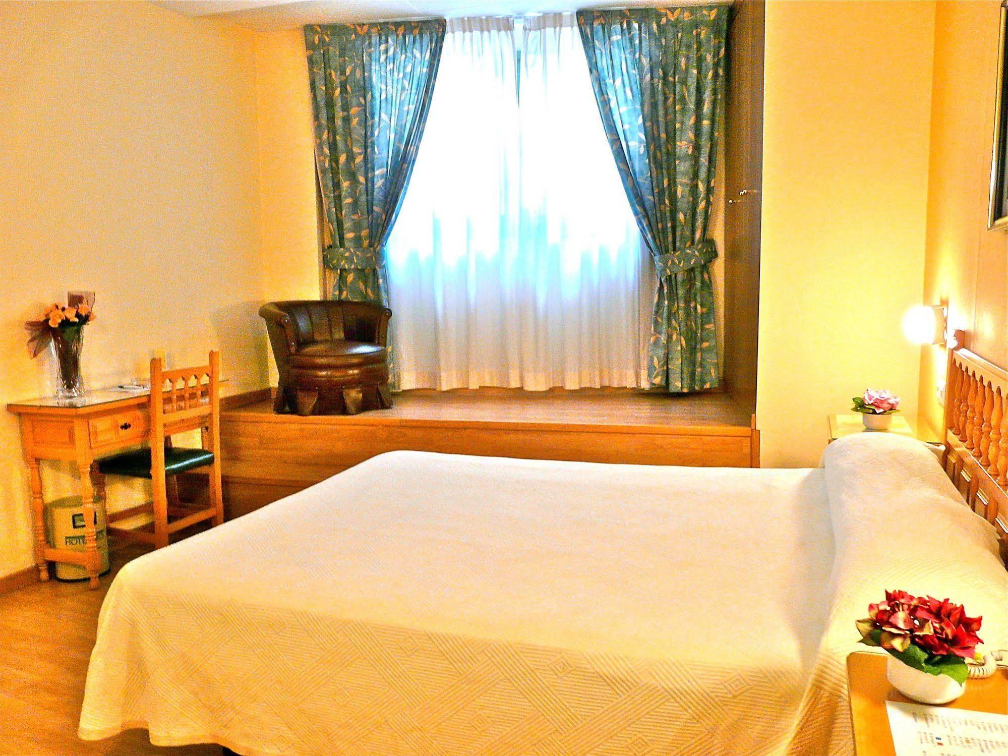 Hotel Nice La Seu d'Urgell Esterno foto